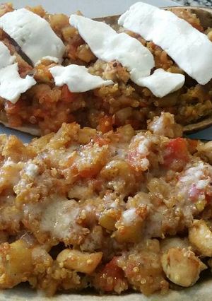Una foto de Berenjenas rellenas con pollo y quinoa
