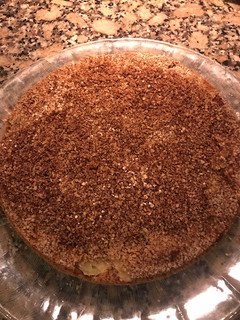 Una foto de Torta invertida de manzanas y peras; avena con aroma a canela