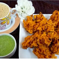 A picture of Potato onion pakodas.
