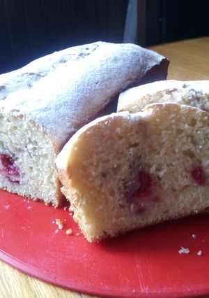 Una foto de Budín de vainilla y frambuesas 😘😊