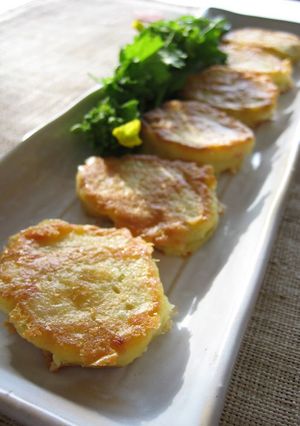 A picture of Crispy-Fried Hanpen Fishcake with Cheese.