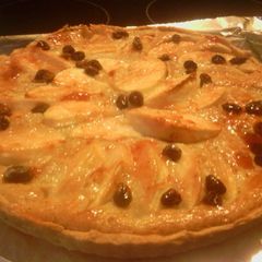A picture of sunshine's cream apple tart.