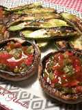 Champiñones rellenos de sofrito, y calabacines con aceite de ajos y pereji