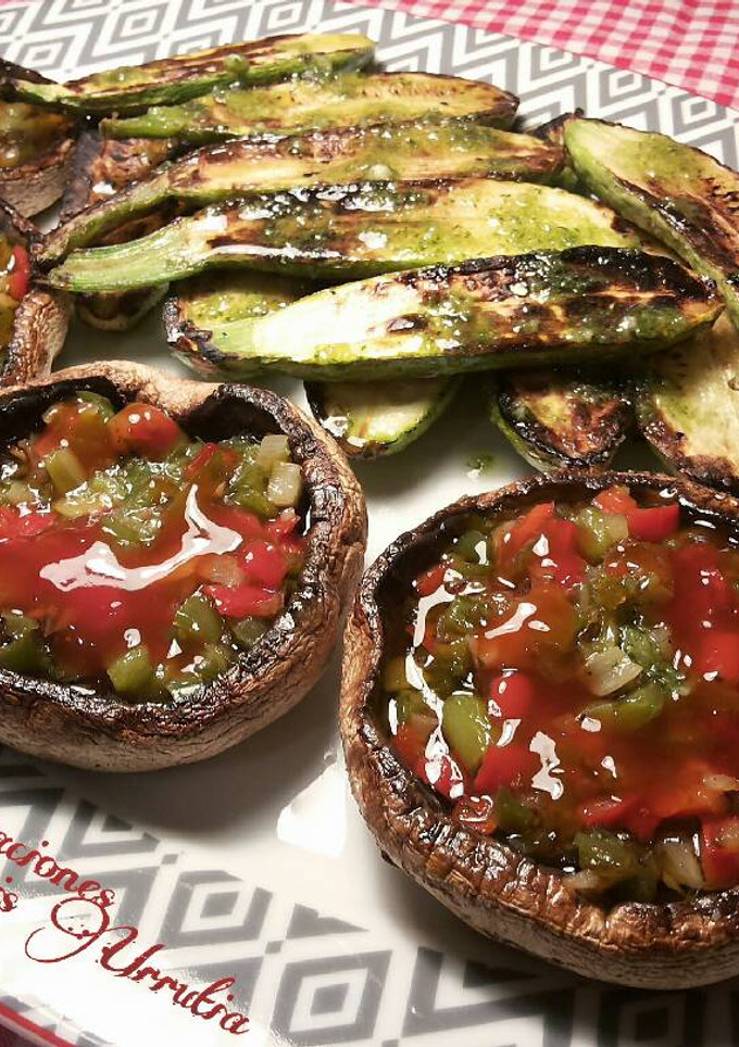 Una foto de Champiñones rellenos de sofrito, y calabacines con aceite de ajos y pereji