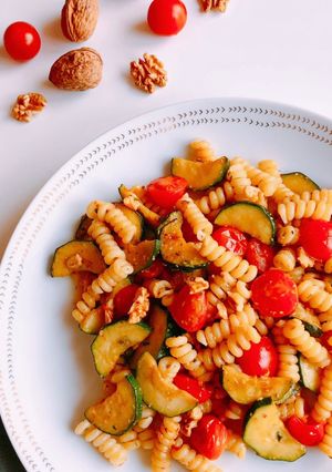 Une photo de Fusilli tomates courgettes noix