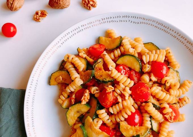 Fusilli tomates courgettes noix