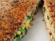Una foto de sandwich de atun con lechuga