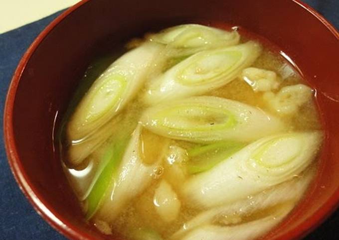 Recipe of Homemade Miso Soup with Leek and Tempura Crumbs