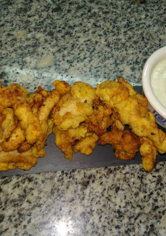 Una foto de Tiras de pollo rebozado con pan y patatas chips