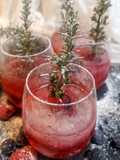 Cocktail de ginebra, bitter kas y romero