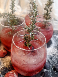Una foto de Cocktail de ginebra, bitter kas y romero
