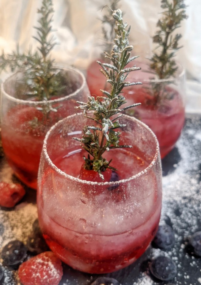 Una foto de Cocktail de ginebra, bitter kas y romero