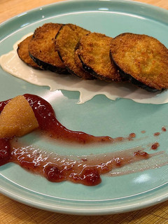 Una foto de Berenjenas empanadas con salsa fina creamy de McDonald’s, membrillo y mermelada de fresa