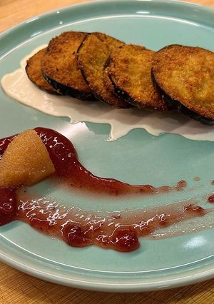 Una foto de Berenjenas empanadas con salsa fina creamy de McDonald’s, membrillo y mermelada de fresa