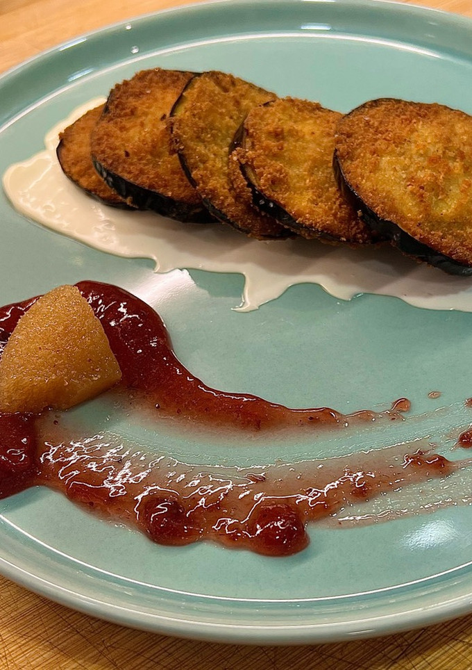 Una foto de Berenjenas empanadas con salsa fina creamy de McDonald’s, membrillo y mermelada de fresa