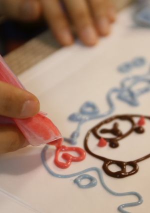 A picture of Easy Handmade Chocolate Decoration Pens.