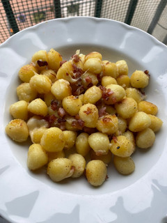 Una foto de Ñoquis a la sartén 🥓🧈