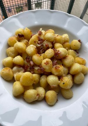 Una foto de Ñoquis a la sartén 🥓🧈