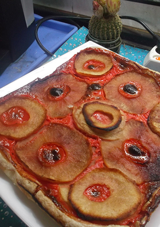 Una foto de Tarta de manzana roja
