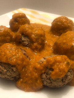 Una foto de Albóndigas de lentejas con salsa de tomate