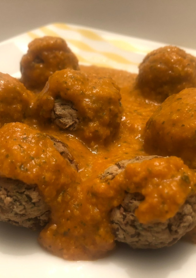 Una foto de Albóndigas de lentejas con salsa de tomate