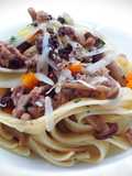 Fettuccine con ragù di vitello, pioppini, pepe tostato e ricotta salata