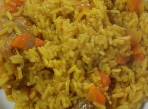 Una foto de Guiso de arroz y pollo con azafrán