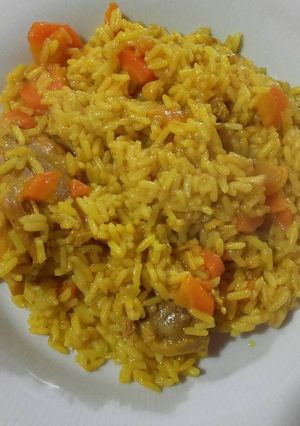 Una foto de Guiso de arroz y pollo con azafrán