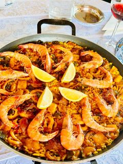 Una foto de Arroz de domingo con sepia, pollo y langostinos