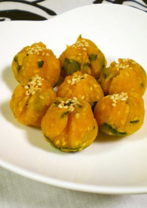 A picture of Kabocha Squash with Sesame Seeds in a Microwave.