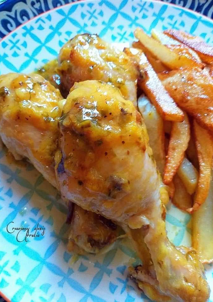 Una foto de Muslos de pollo en salsa de limón, azafrán y ajos tiernos