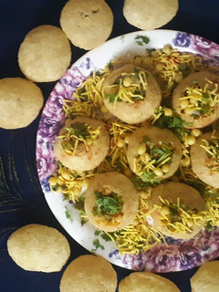बटाटा शेव पुरी (batata sev puri recipe in marathi) रेसिपी चे मुख्य फोटो