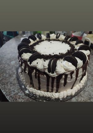 Una foto de Torta decorada con oreos