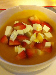 Una foto de Puré de calabaza con queso y fresas
