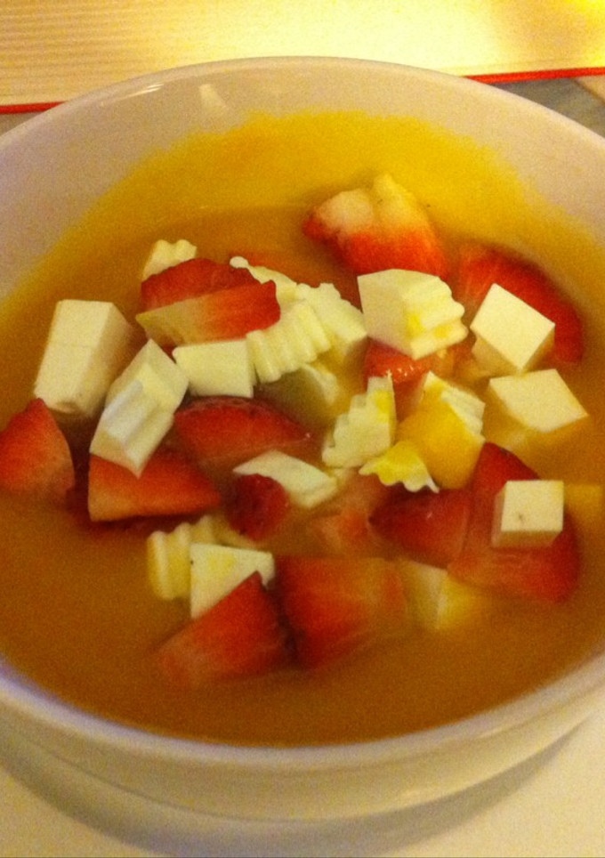 Una foto de Puré de calabaza con queso y fresas