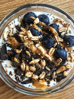 Una foto de Yogur con arándanos y chocolate 🫐 🍫
