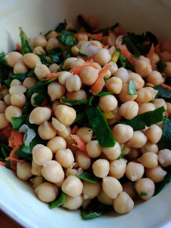 Una foto de Ensalada de garbanzos, espinaca y zanahoria