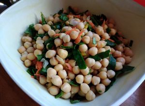 Una foto de Ensalada de garbanzos, espinaca y zanahoria
