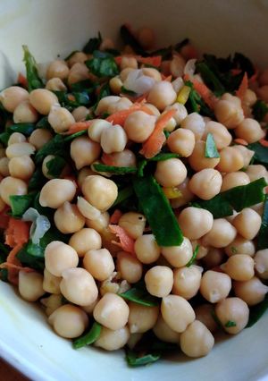 Una foto de Ensalada de garbanzos, espinaca y zanahoria