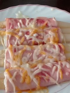 Una foto de Espárragos con york y queso