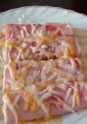 Una foto de Espárragos con york y queso
