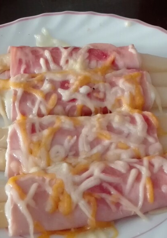 Una foto de Espárragos con york y queso