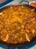 Paella con alcachofas, habas y ajos tiernos, carne y albondiguitas