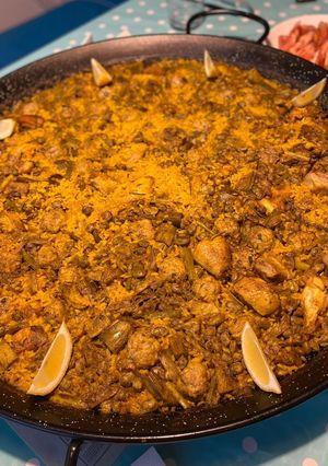 Una foto de Paella con alcachofas, habas y ajos tiernos, carne y albondiguitas