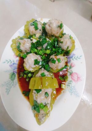 Hình của món Khổ qua nhồi cá thác lát.