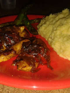 Una foto de Pollo con salsa inglesa, pure de batatas con nuez y esparragos