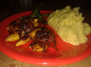 Una foto de Pollo con salsa inglesa, pure de batatas con nuez y esparragos