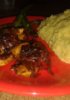 Una foto de Pollo con salsa inglesa, pure de batatas con nuez y esparragos
