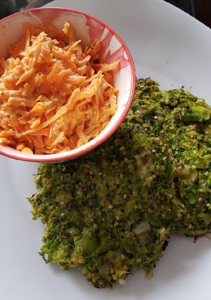 Una foto de Brócoliburger horneadas con ensalada de zanahoria