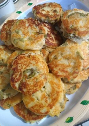 Una foto de Tortitas de papa con nopales y atún
